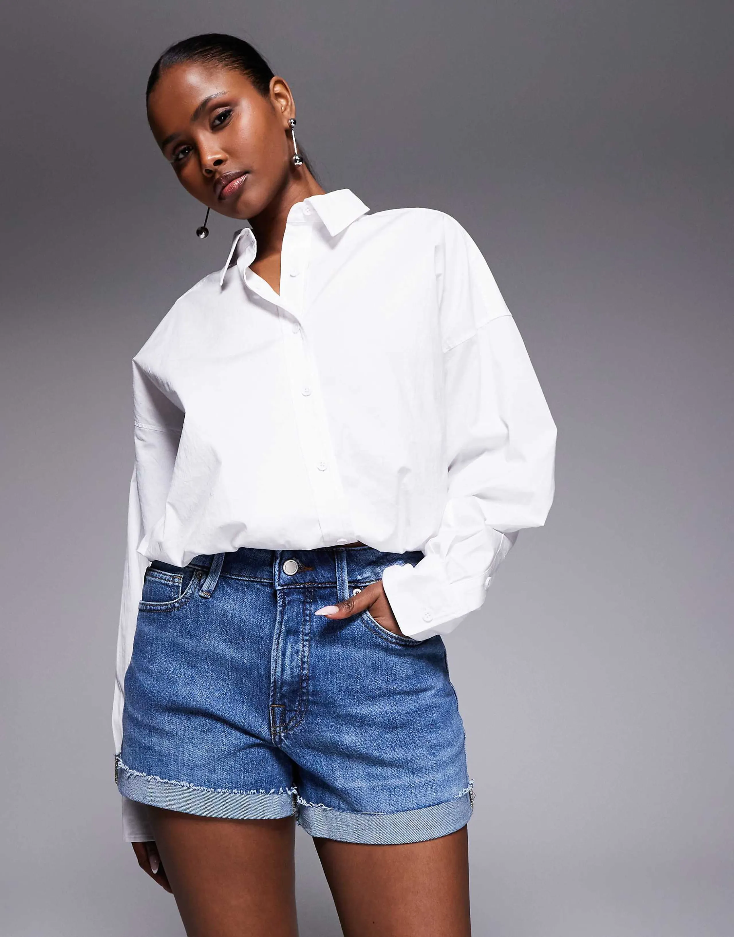 Good American good girlfriend denim shorts in light blue wash