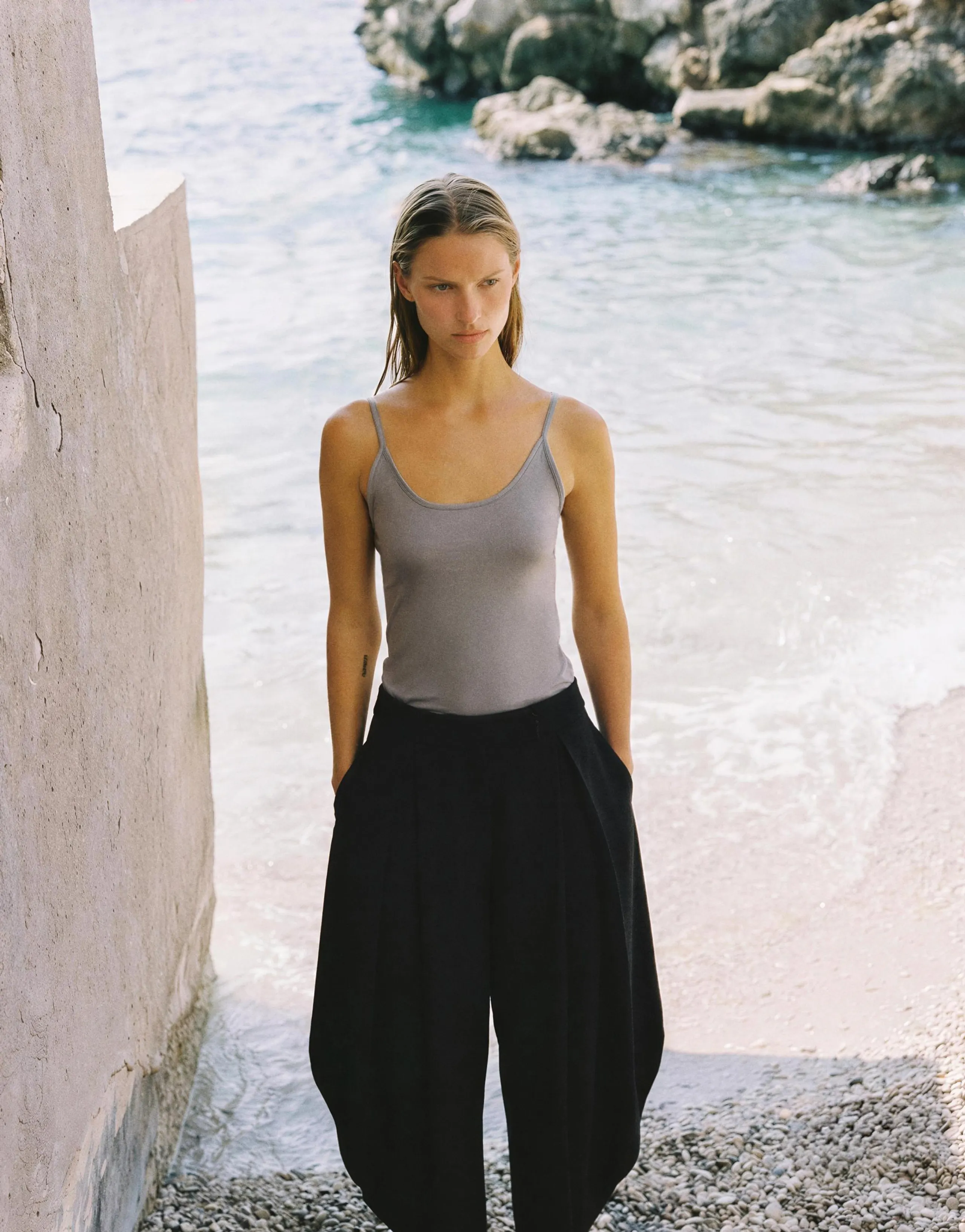 FLOWING TROUSERS WITH SLITS