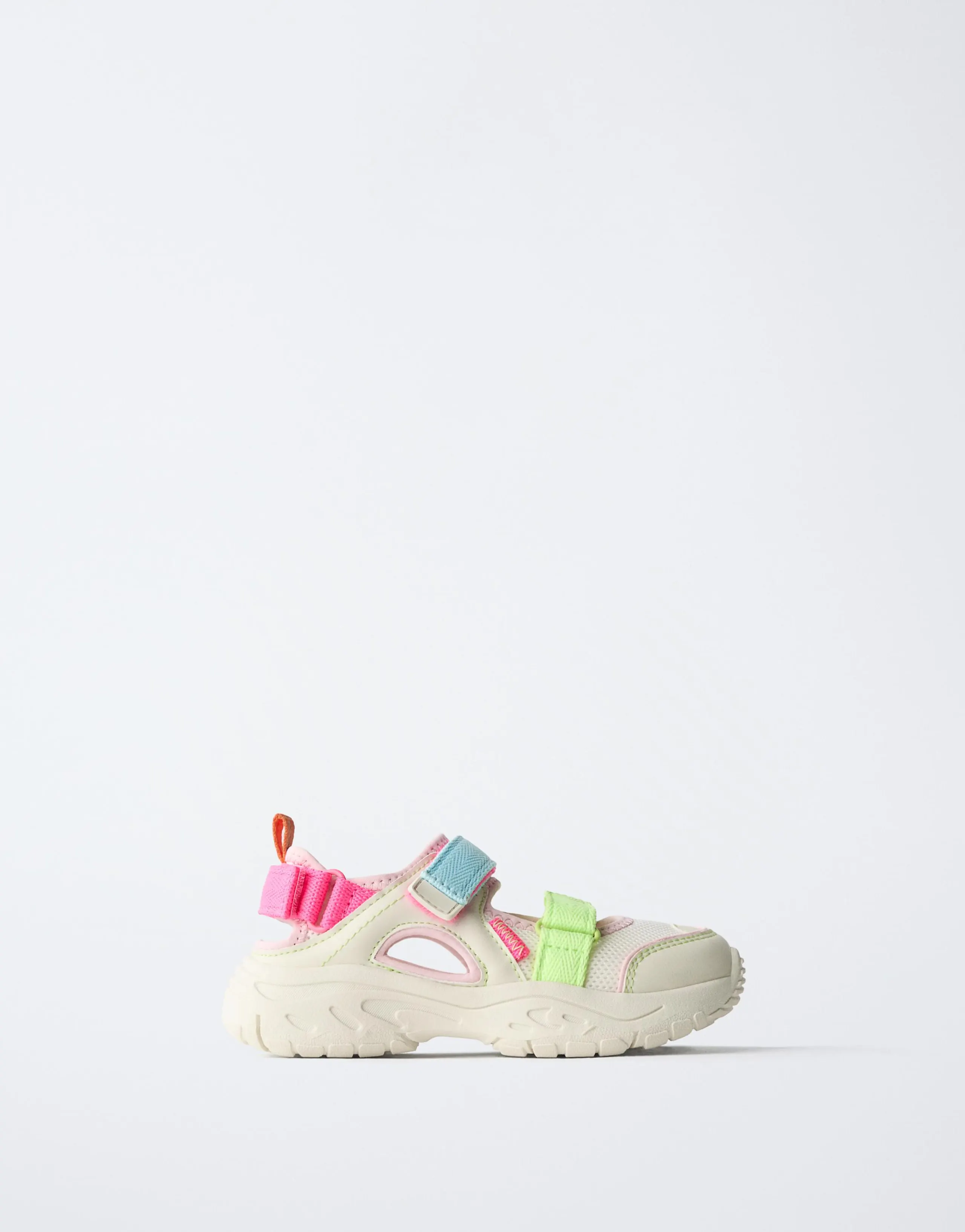 TRAINERS WITH CUT-OUT DETAIL