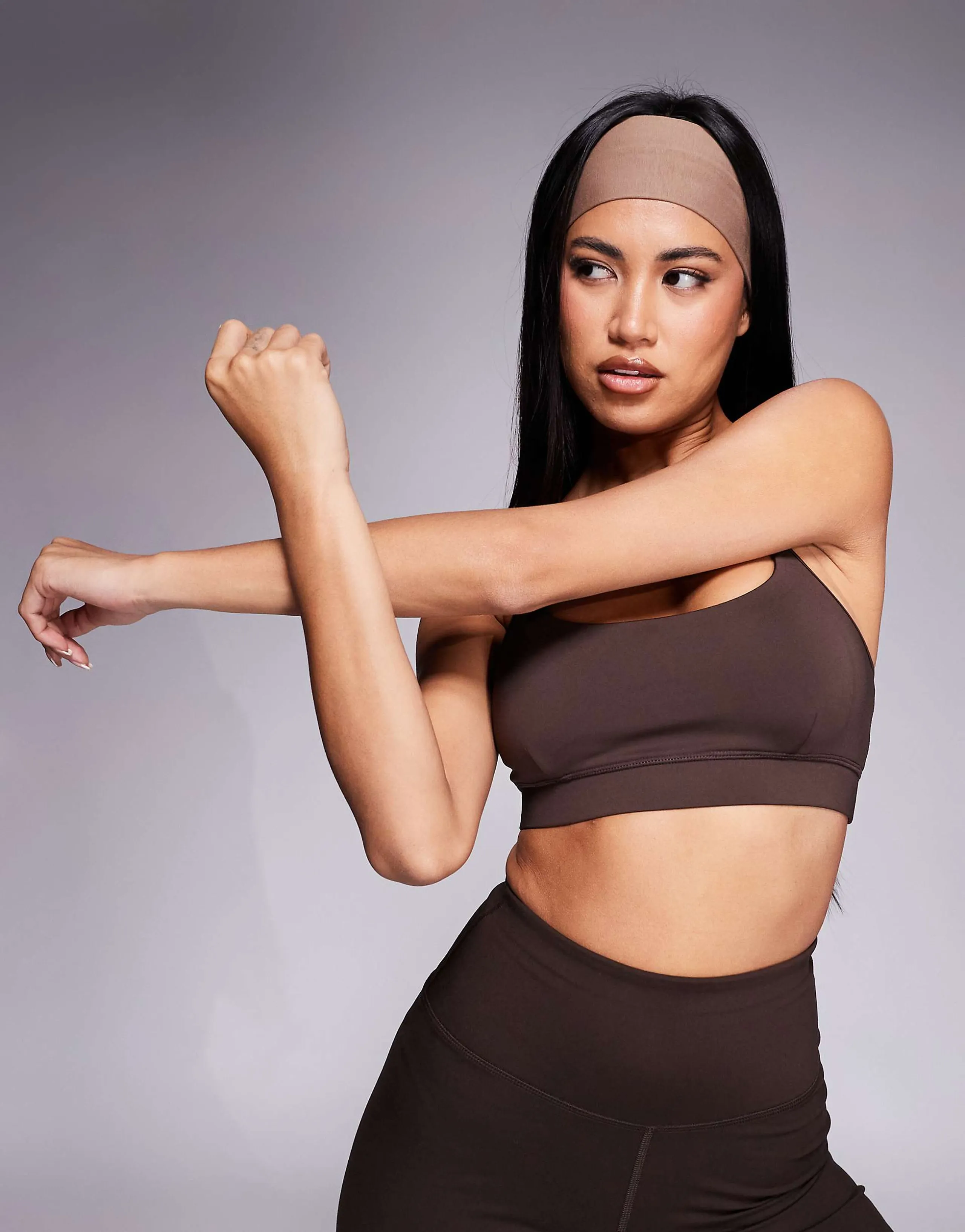 4505 sculpting active medium support sports bra with adjustable straps in french roast