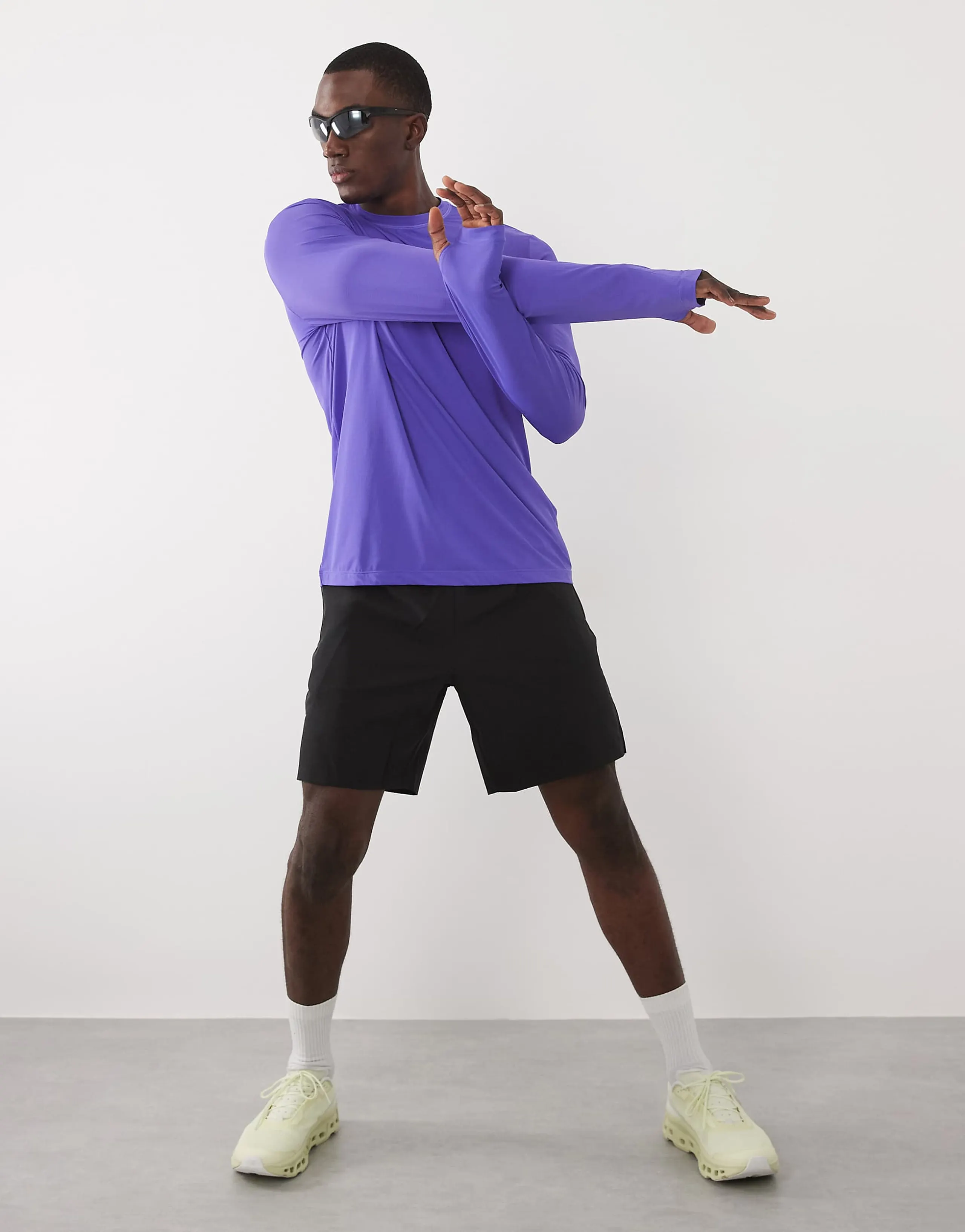 4505 7" woven training shorts with elastic waist band and zip pockets in black
