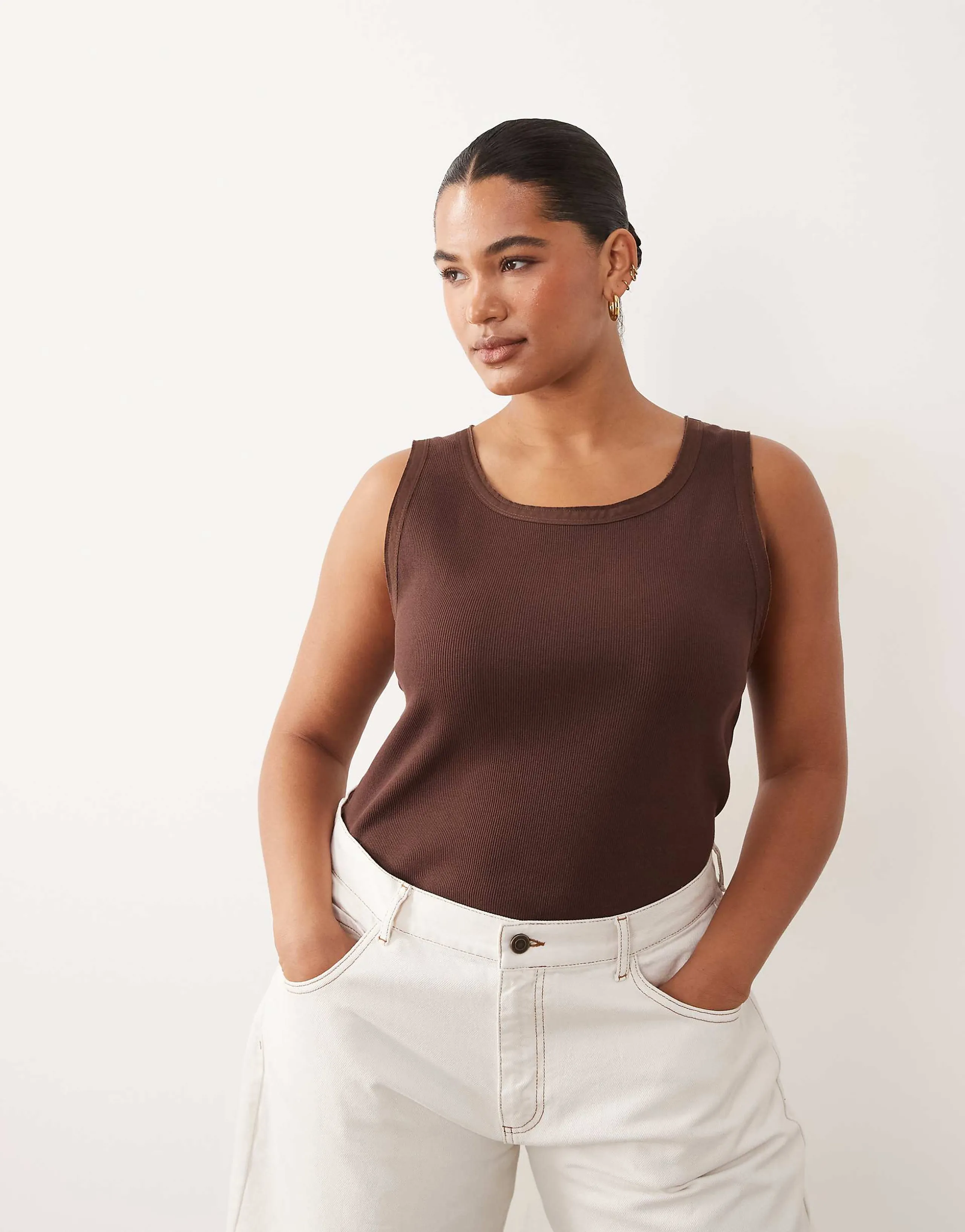 ARRANGE Curve ribbed tank top with raw cotton trim chocolate