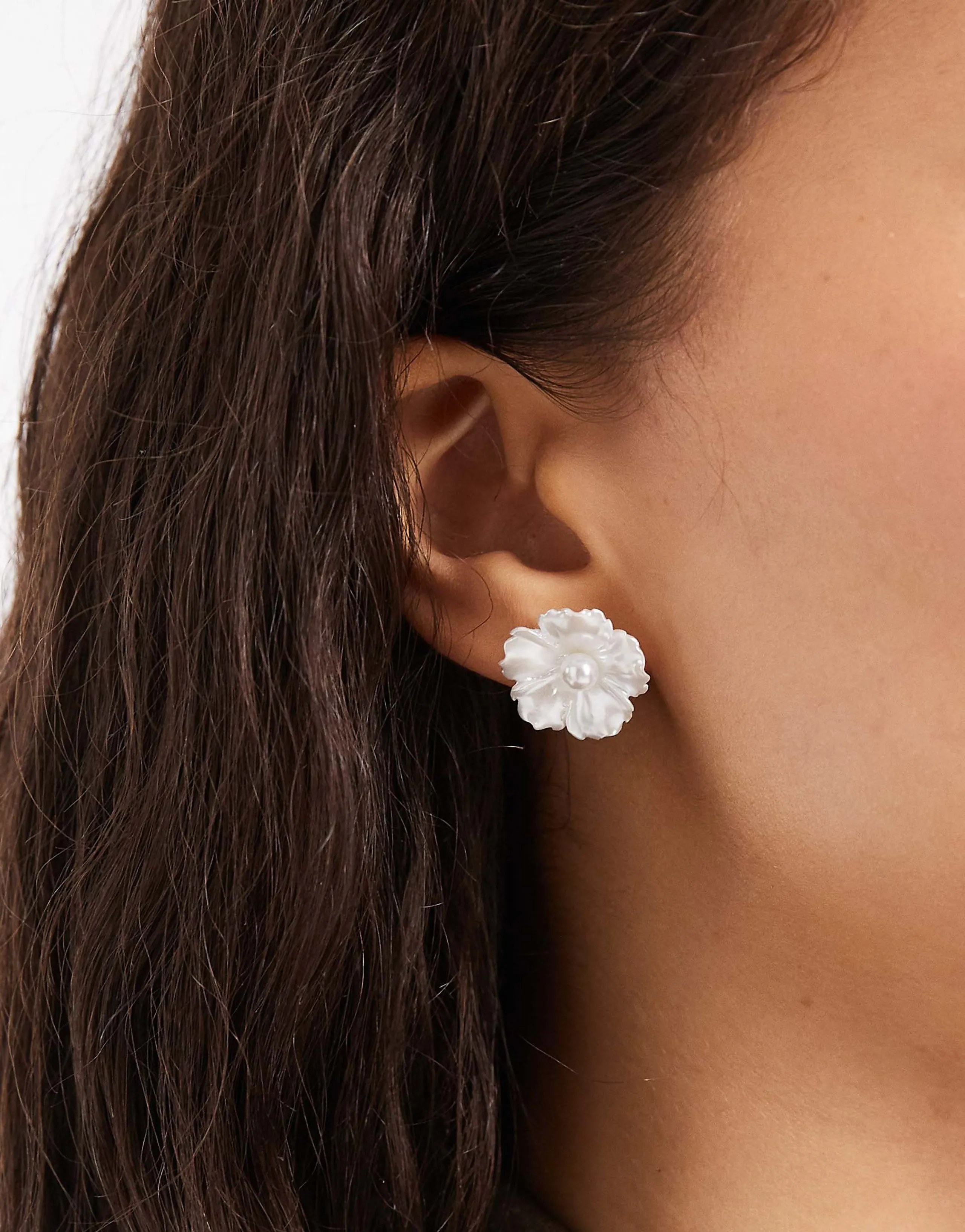 Pieces floral stud earrings in pearly white