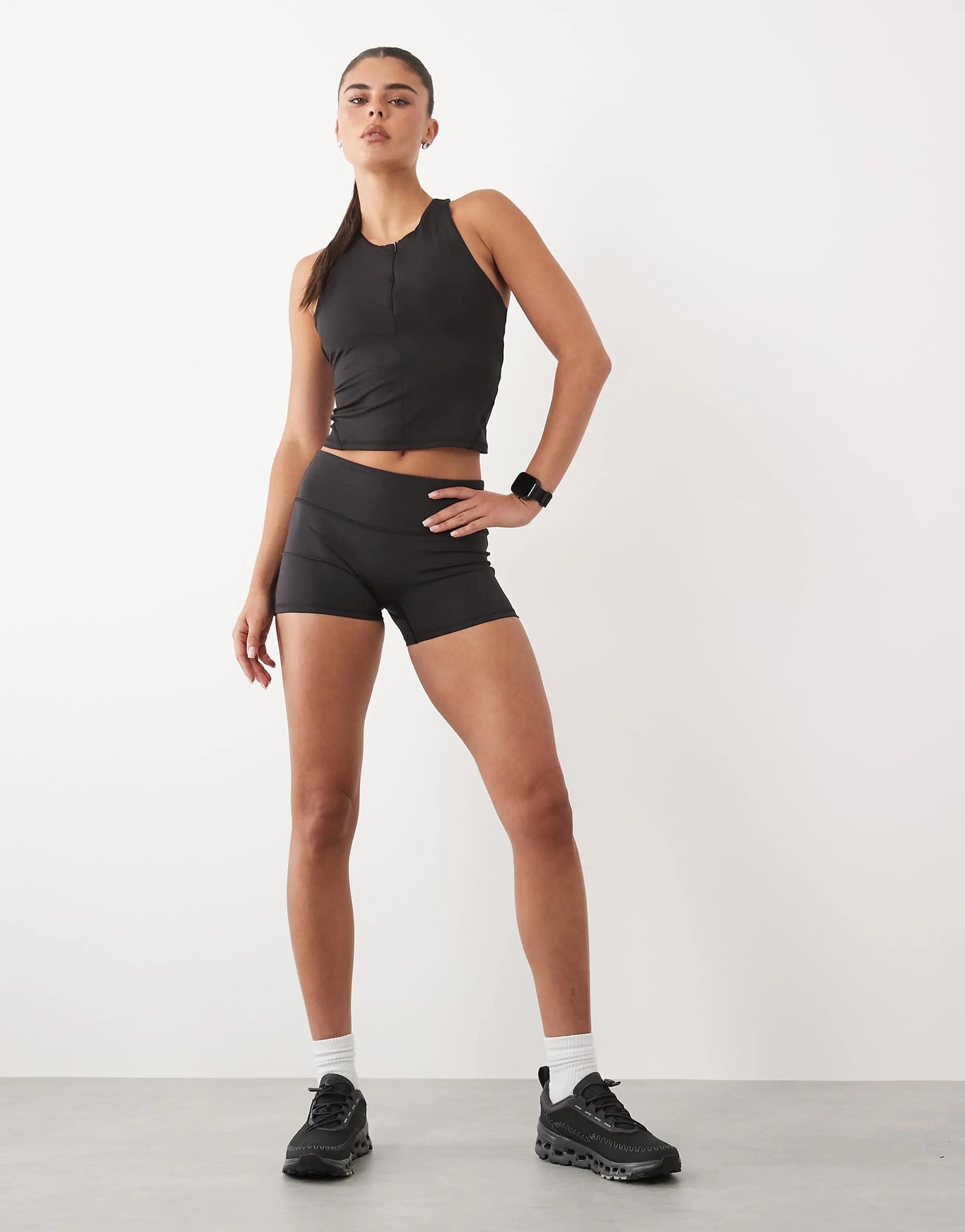 4505 active cropped 1/4 zip tank with inner bra and removable padding in black