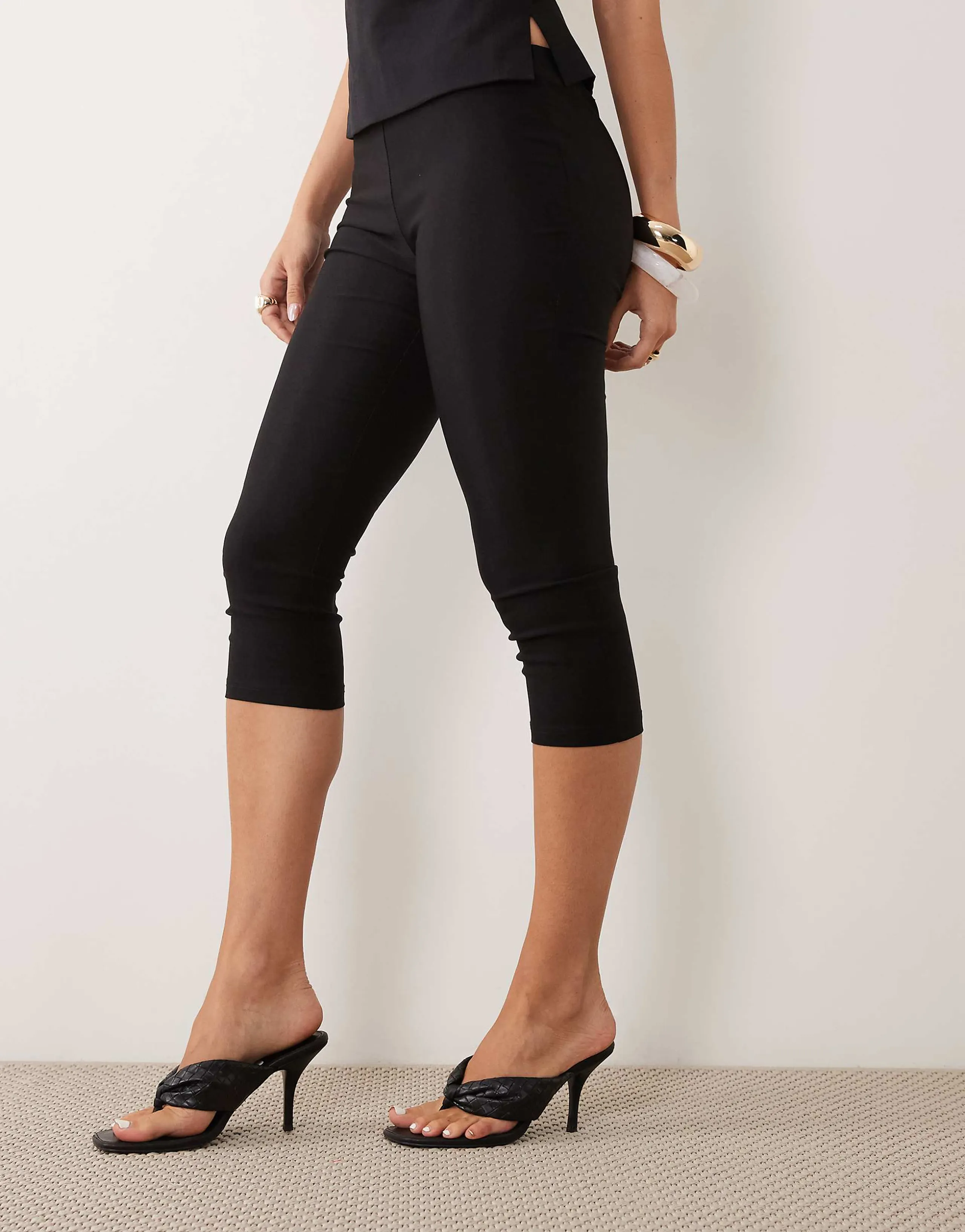 Motel Asla stretch tailored capri in black