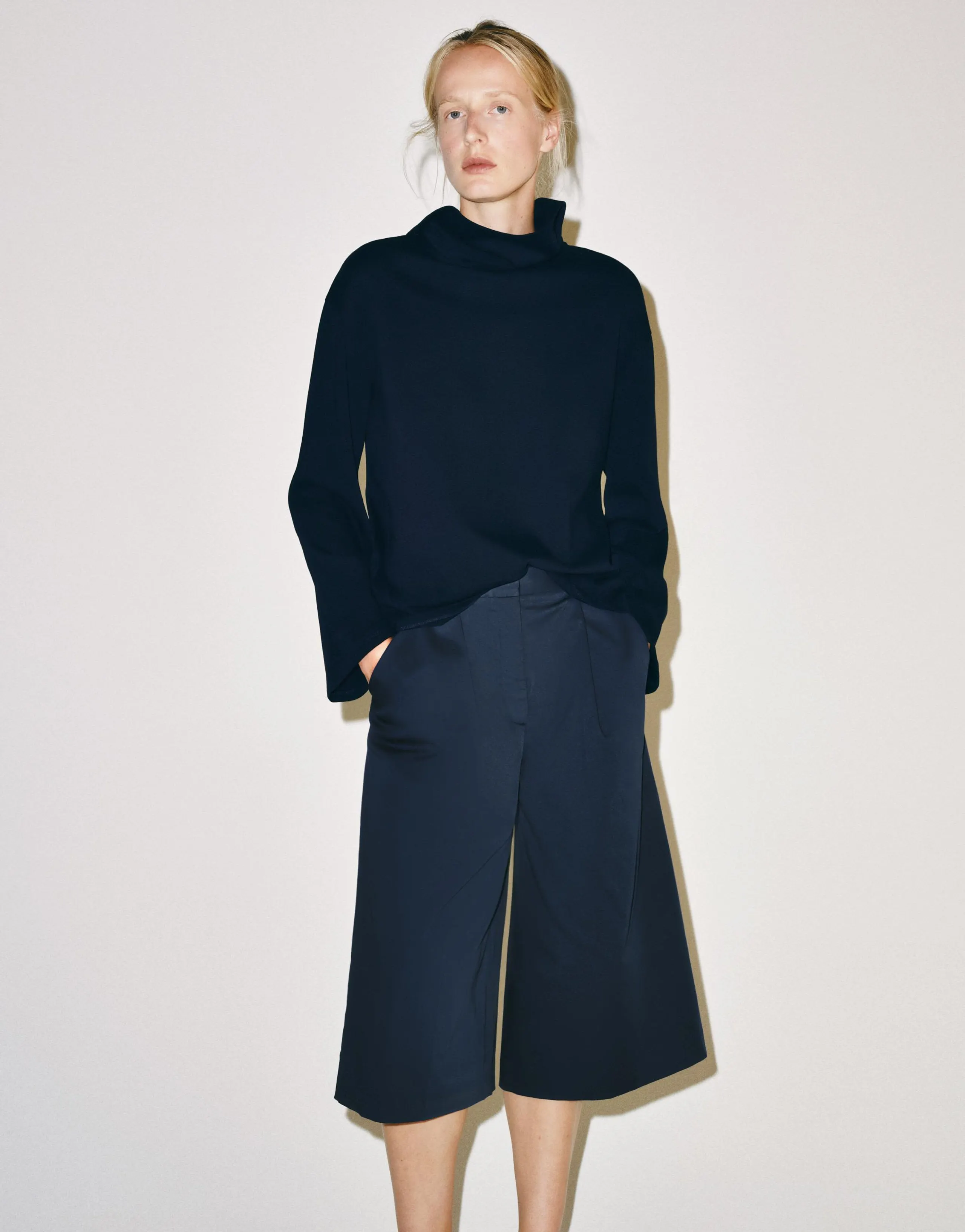 HIGH NECK SWEATSHIRT