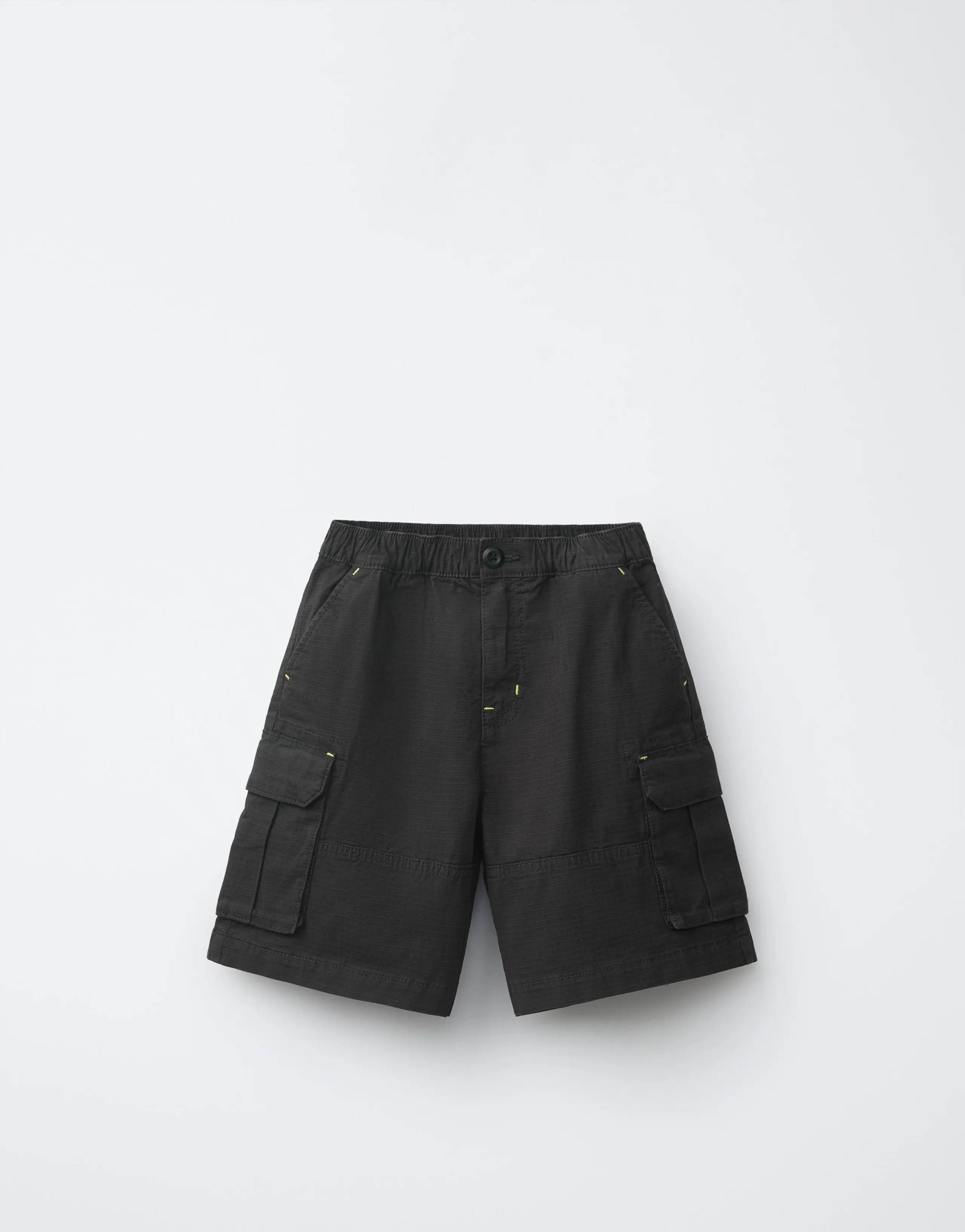 TEXTURED CARGO BERMUDA SHORTS
