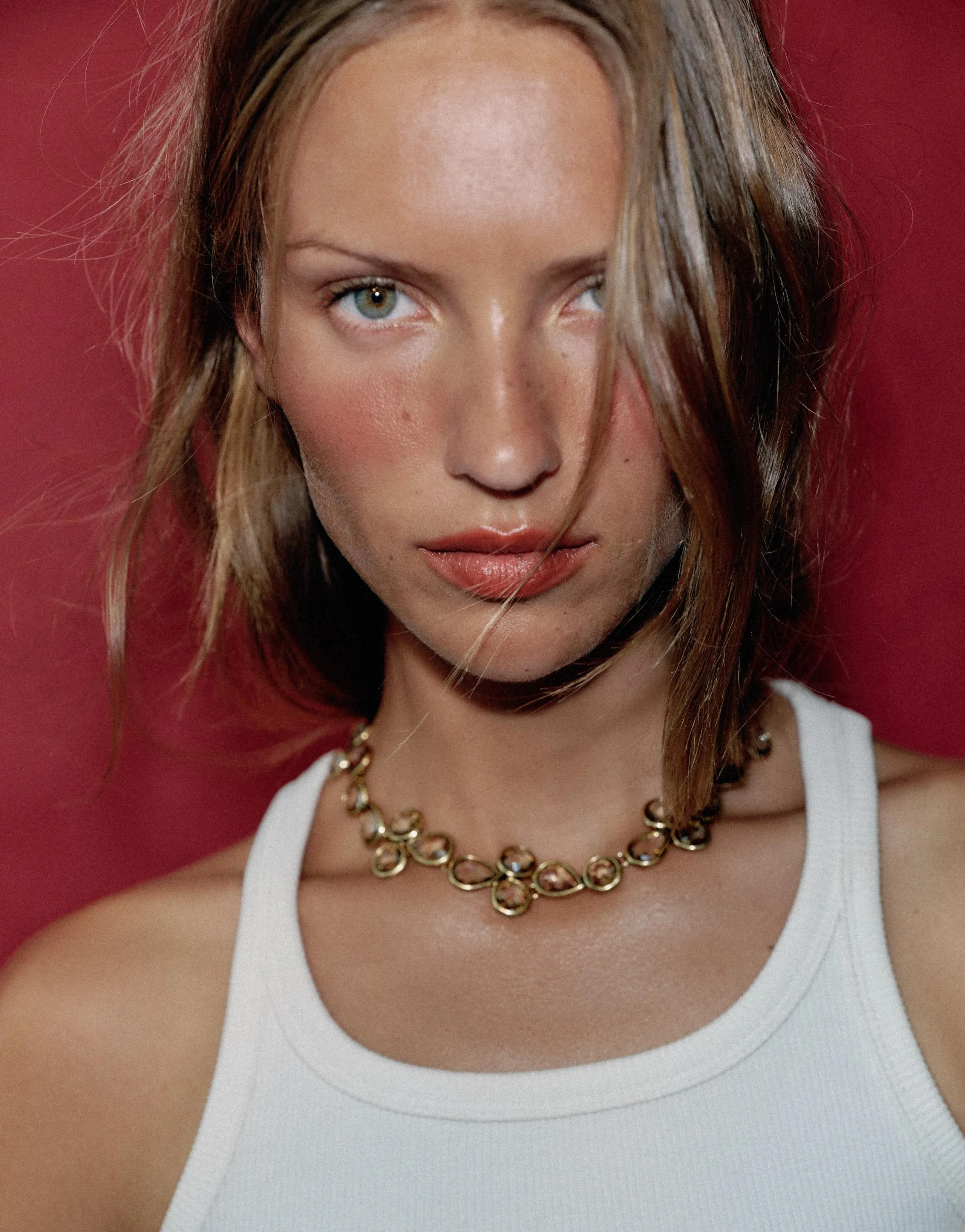 CRYSTAL PIECE NECKLACE