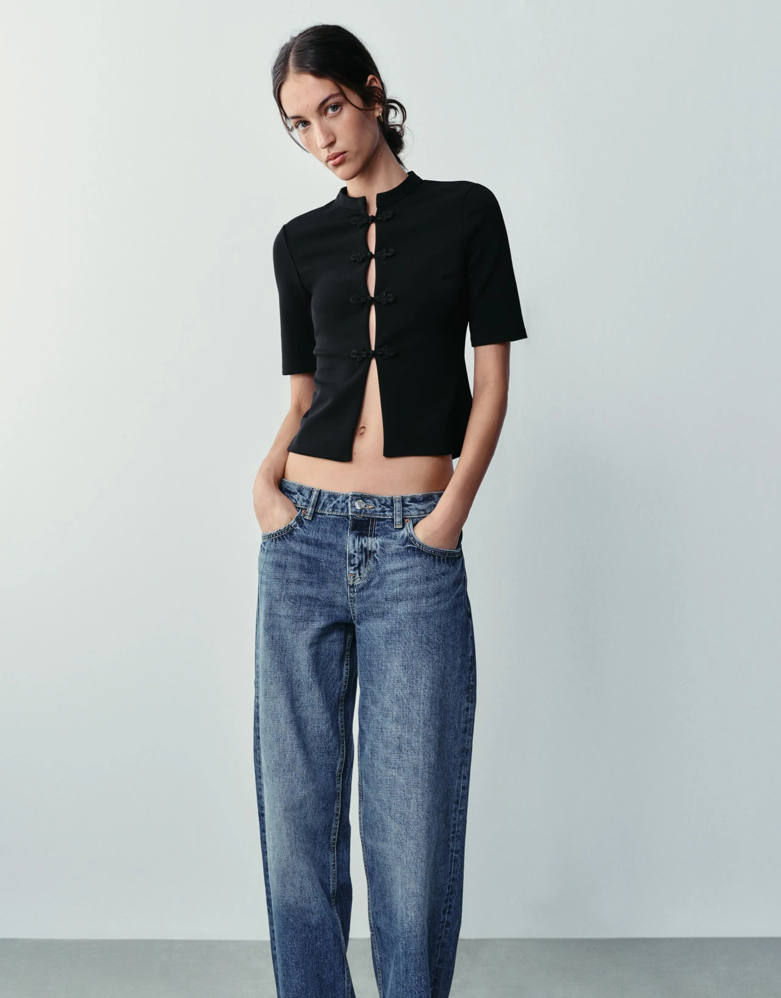 SHORT SLEEVE TOP WITH FROG FASTENING