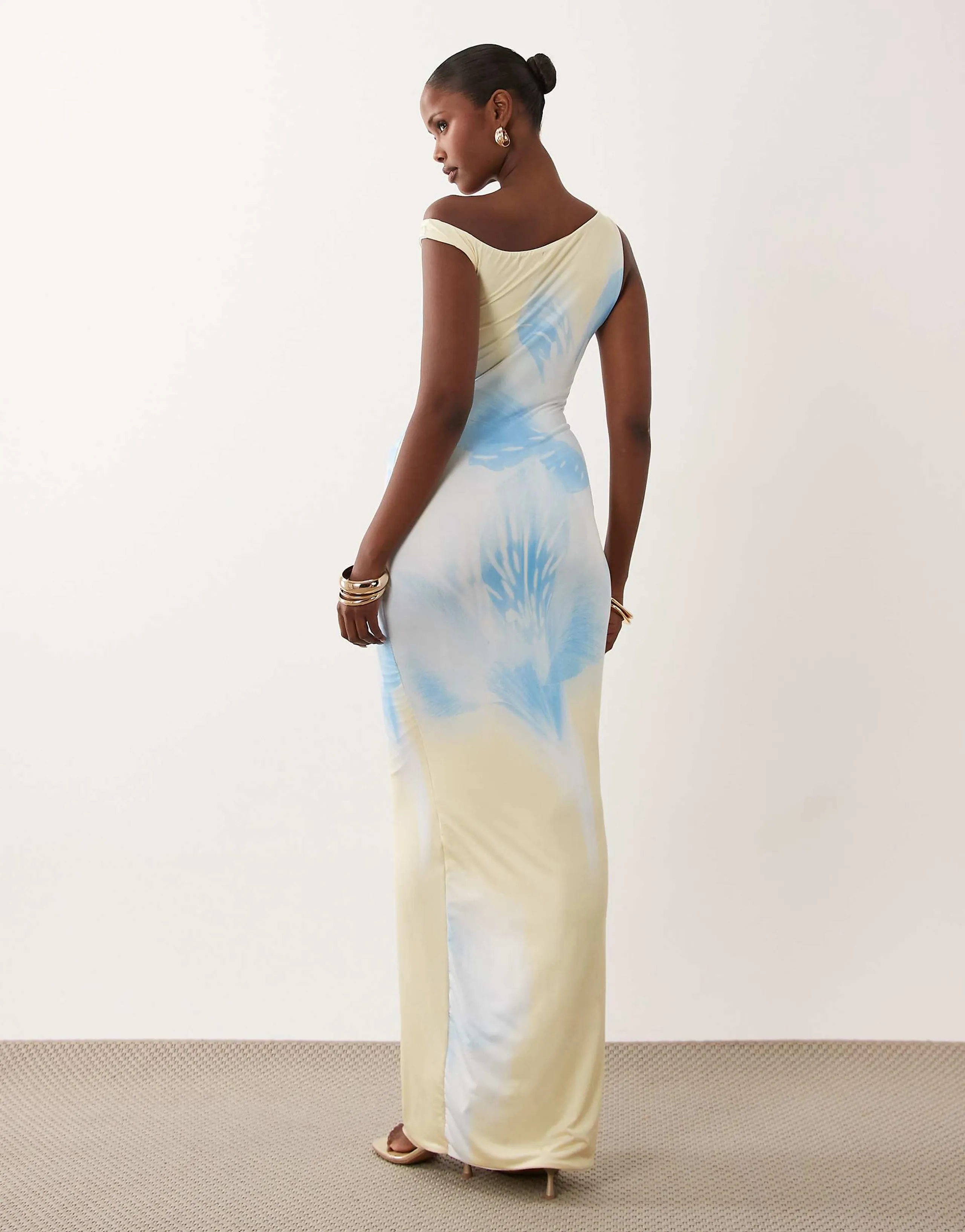 Missyempire double sculpted slinky asymmetric shoulders maxi dress in lemon & blue flower print