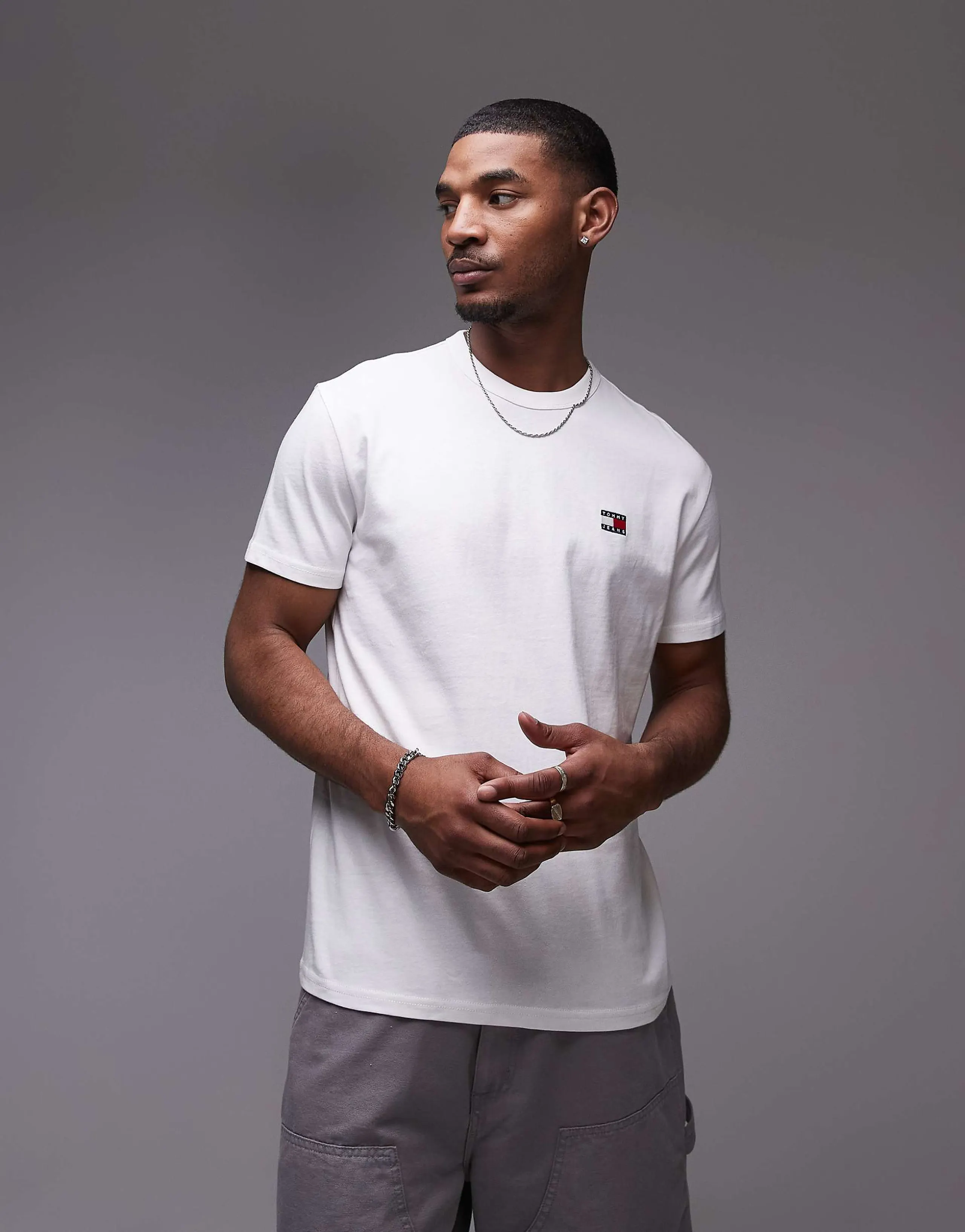 Tommy Jeans regular badge logo T-shirt in white