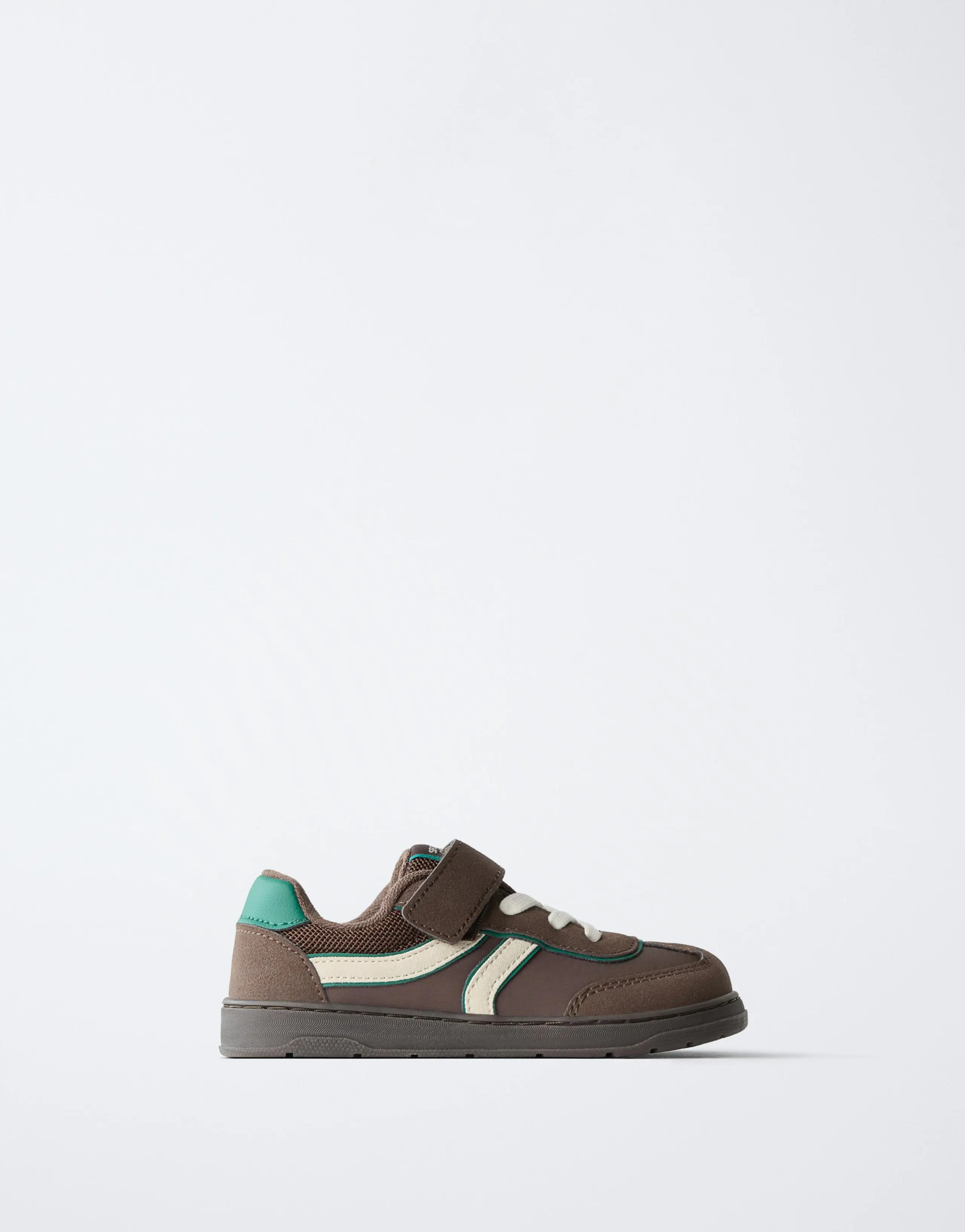 CONTRAST BAREFOOT SNEAKERS