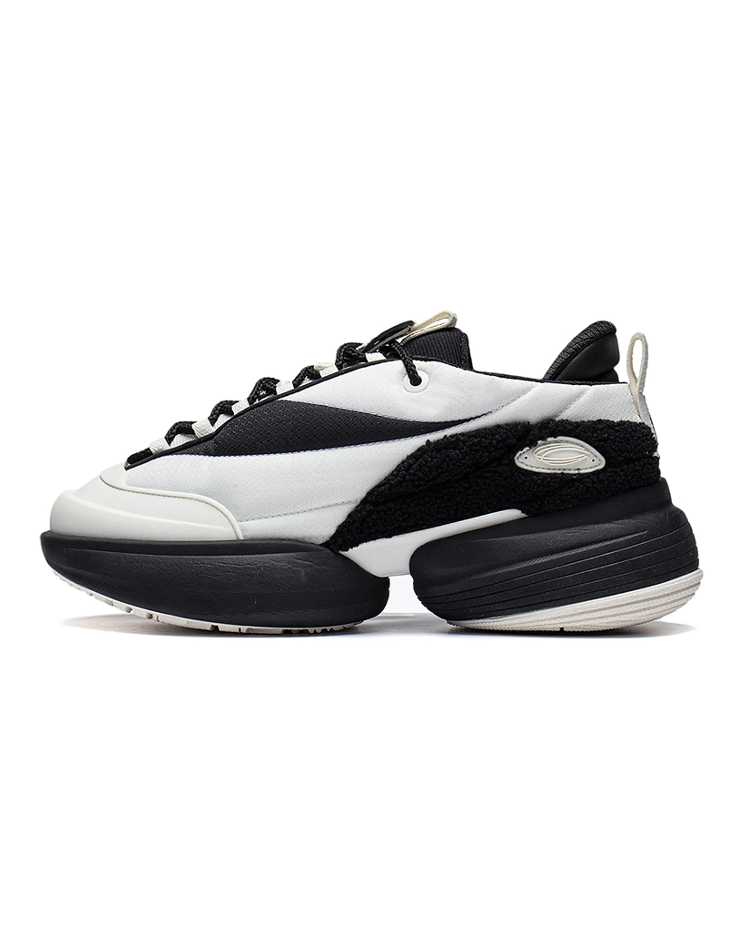 LiNing CF Tracing Collection, Ultra Distance V2 Low Top Sports Casual Shoes Unisex White Black